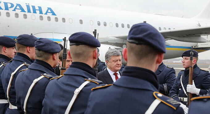 Массированные обстрелы территории ДНР украинскими войсками связаны с сегодняшним визитом Петра Порошенко в Германию,...