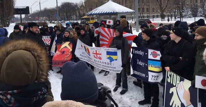 Боевики «Азова» пикетировали посольство России в Киеве с флагами Японии. Как заявили участники акции,...