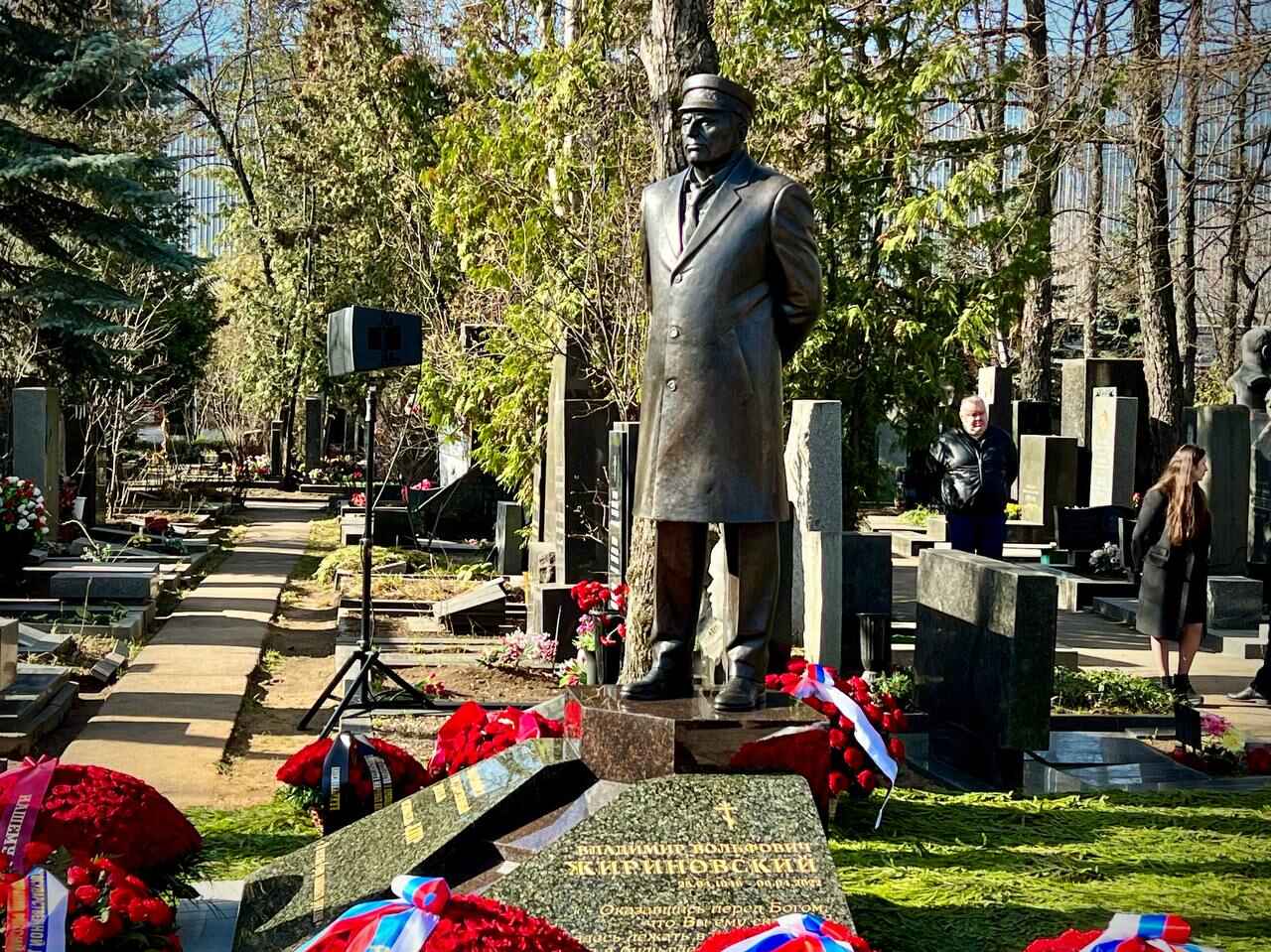 Памятник создателю и лидеру ЛДПР Владимиру Жириновскому установили сегодня в Москве на его могиле...