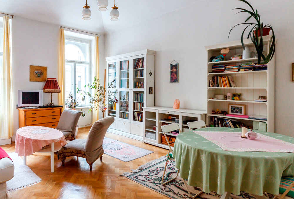 Стенки в гостинную – это мебельный предмет, который часто используется для размещения телевизора, аудио-...