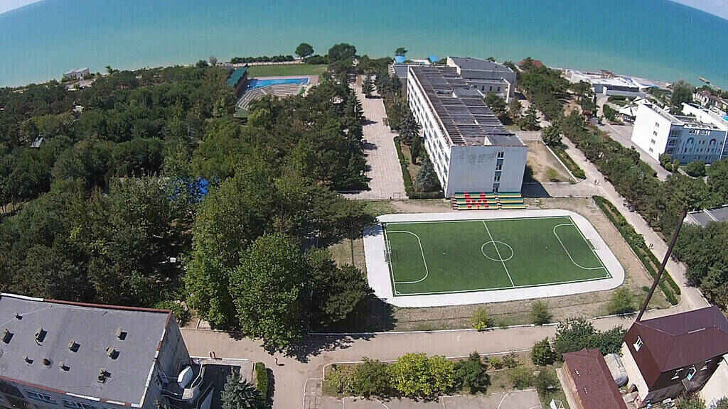 Крымский лагерь «Мультфильм» в селе Песчаное оказался в центре скандала из-за заукраинской молодухи-вожатой, которая...