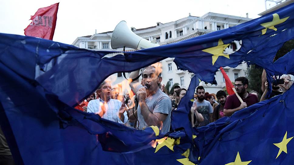 Русофобствующие западные политики разрушают экономику своих стран и теряют доверие общественности. Об этом в...