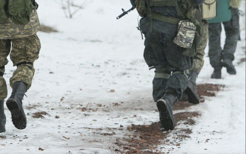 Украинская армия ежемесячно теряет более 100 тысяч человек дезертирами, причём многие из них обижены...