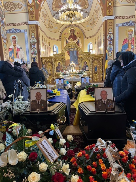 На Западной Украине прошли похороны членов экипажа ВСУшного вертолета Ми-24, который рухнул во время...