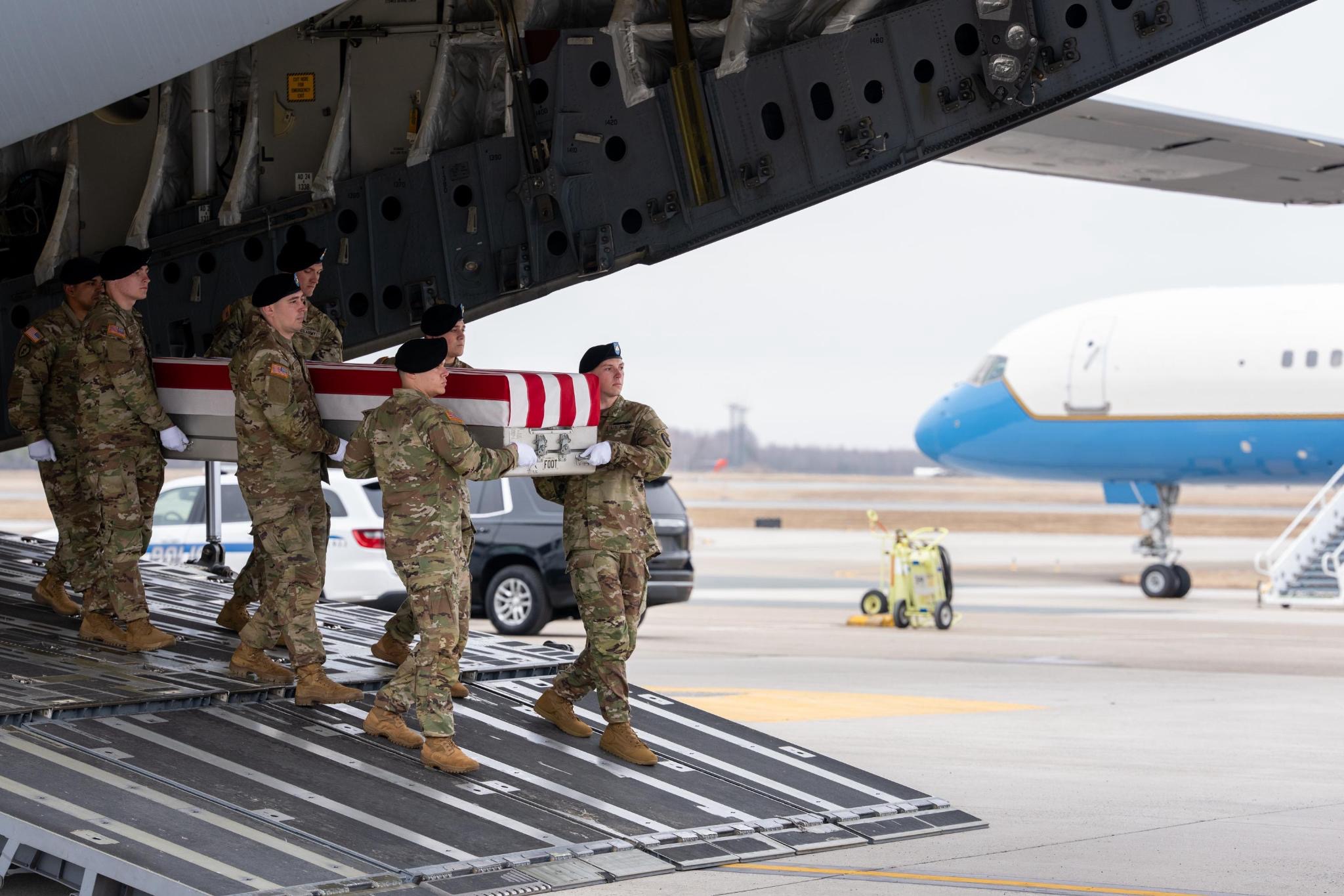 Верхушка США (Трамп, Мелания, Ди Вэнс и министр войны Хегсет) на базе ВВС Довер...